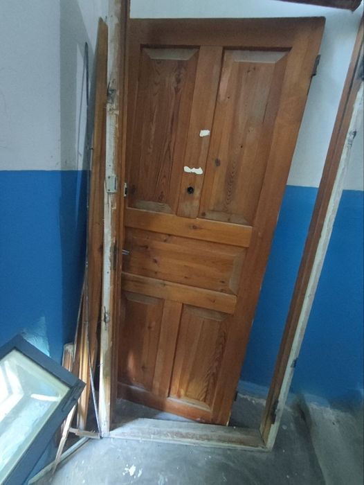 Продается деревянная входная дверь