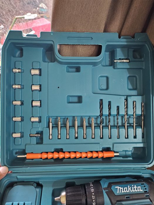 Mașină de găurit Makita cu două baterii și încărcător