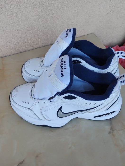 Vând adidași Nike