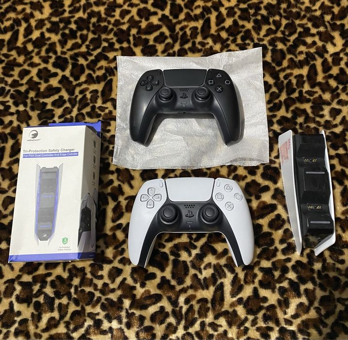 Оригинальный DualSense для PlayStation 5 и док-станция в идеале