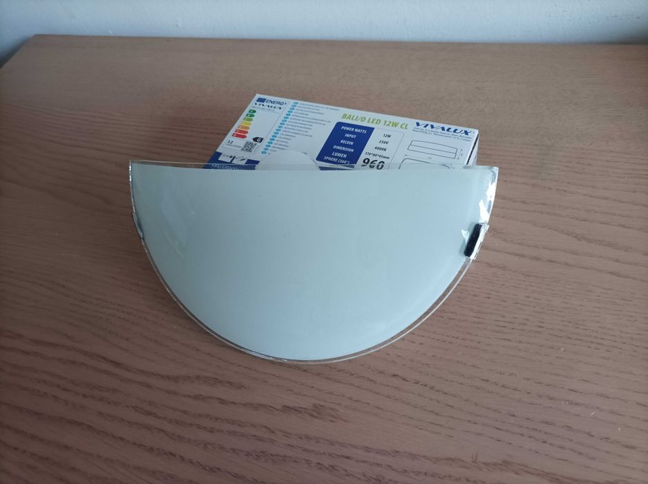 Аплик за стена с енергоспестяваща крушка