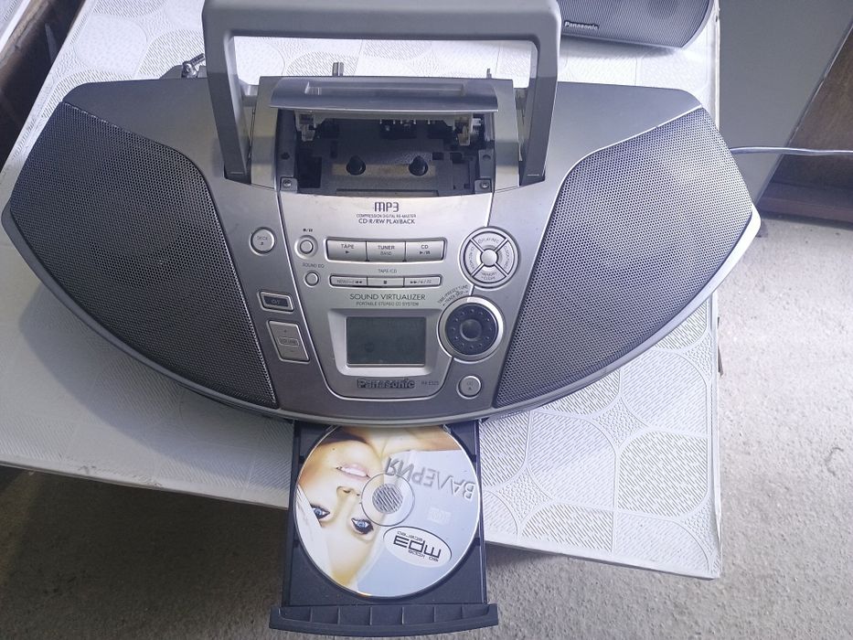 Магнитола кассетная с проигрывателем CD.