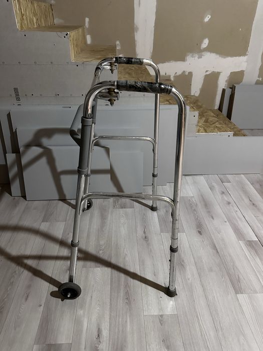 Продается ходунок шагающие.