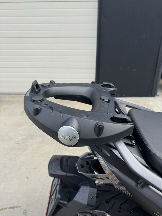 Стойка за куфар GIVI за Yamaha T-max