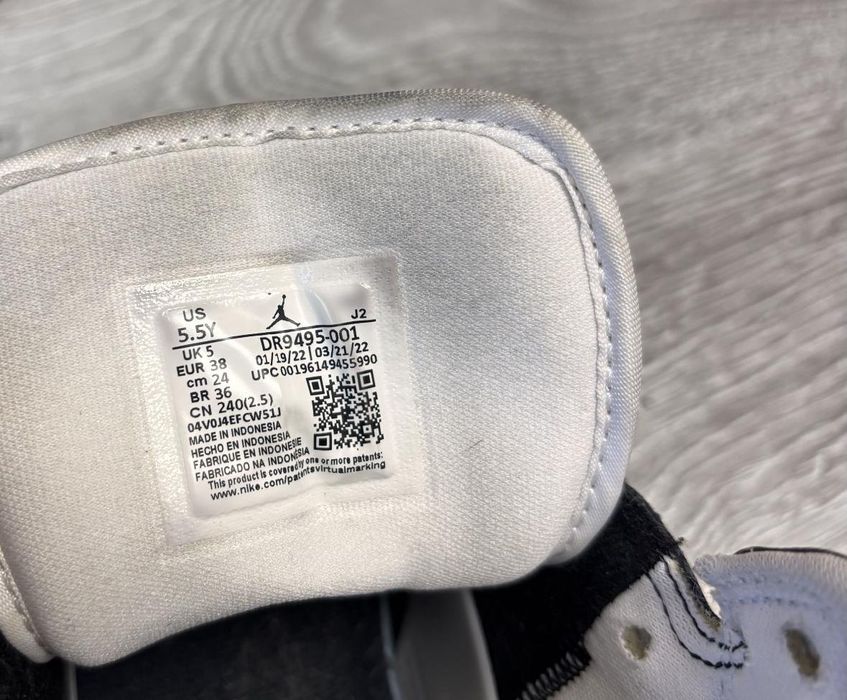 Jordan 1 mid hologram