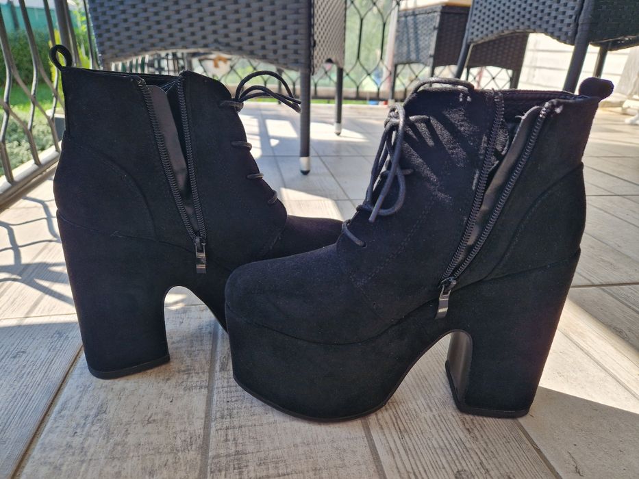 Уникални зимни дамски черни боти на ток 38 и 39 н
