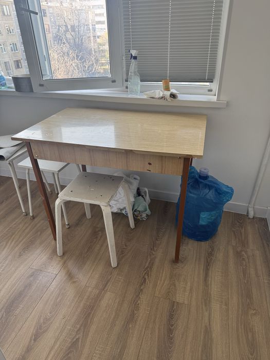 Продается кухонный стол в хорошим состояние