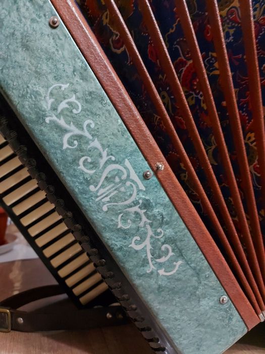 раритетный инструмент гармонь