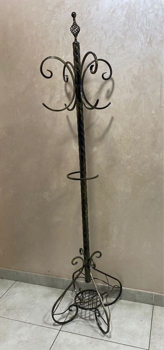 Вешалка кованая и обувница.