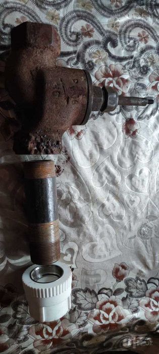 Вентиль чугунный. со сгоном и адаптером пвх всё Д=40 железные и пвх