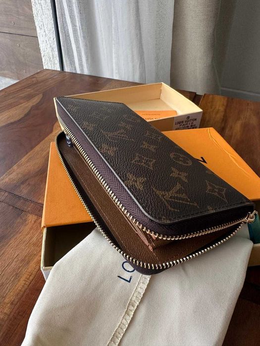 Portofel maro - Louis Vuitton Zippy Wallet – Monogram Empreinte