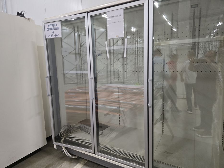 Vând patru vitrine frigorifice industriale. La super preț