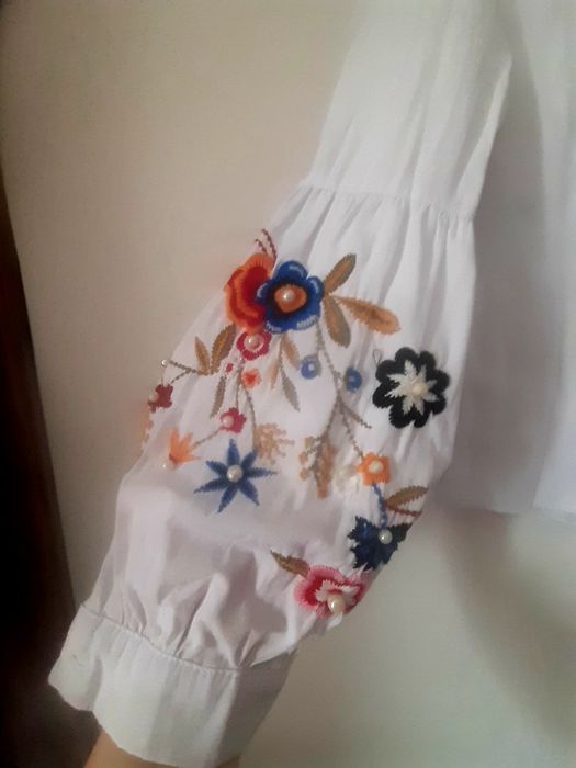 Vând camasa dama, marimea S, cu elemente florale pe maneci