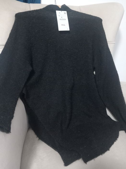 Pulover lung asimetric cu lână mărimea S negru pufos Zara