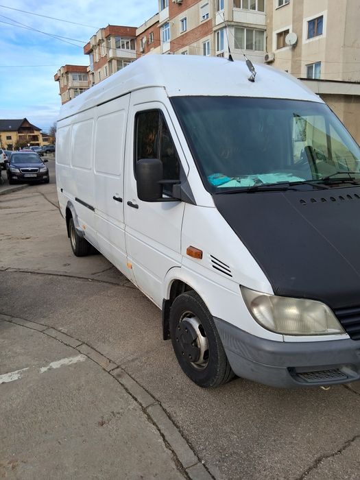 mercedes sprinter 413. motor 2,2 se conduce cu cat b