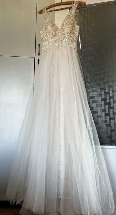 Бяла рокла с дантела