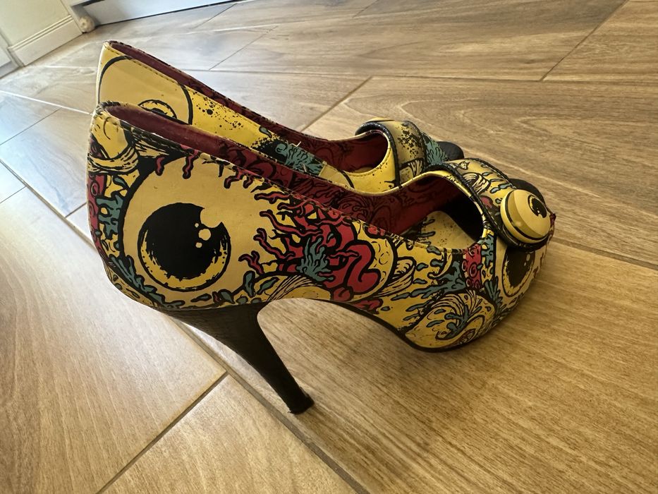 Обувки на висок ток с готик визия на марката Itonfist