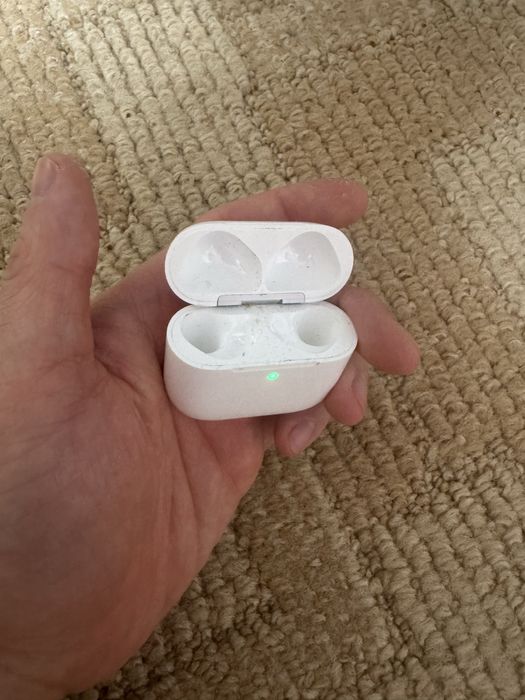 Продам кейс AirPods 4