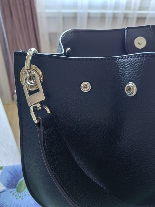 Дамска чанта Guess.