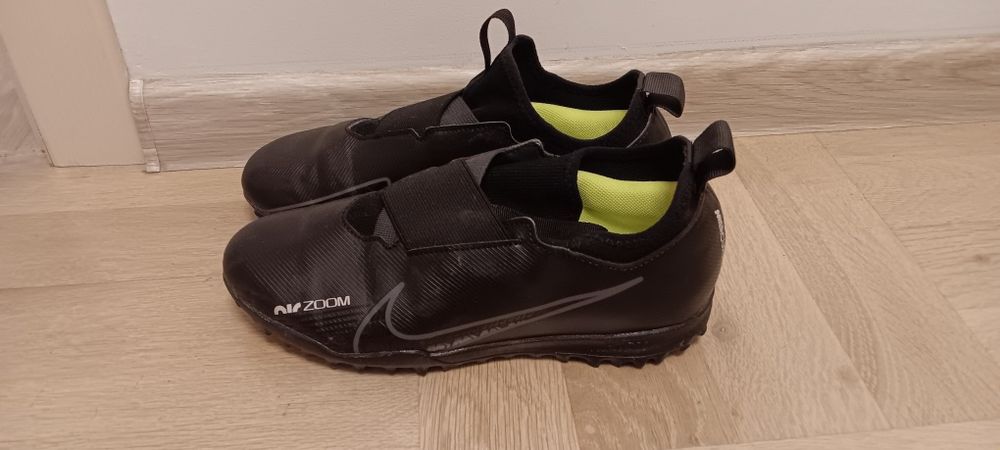 Футболни обувки NIKE JR ZOOM VAPOR 15 ACADEMY FG/MG, номер 38.

Подход