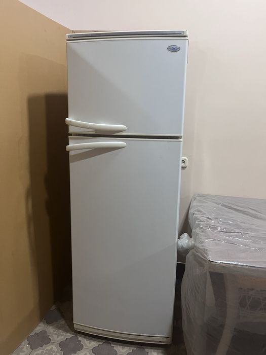 Холодильник в хорошом состояние год выпучка 5-6 лет