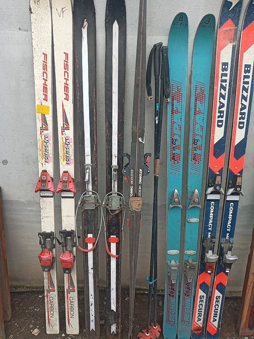 Vând schiuri în bună