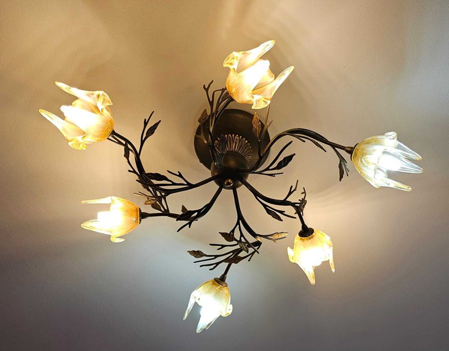 Lustră elegantă din fier forjat cu LED, stare foarte bună, becurile incluse în preț