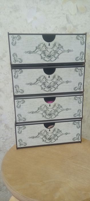 Кровать стол комод