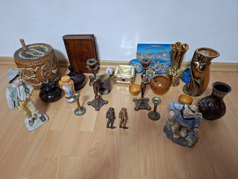 Vand bibelouri și obiecte arta