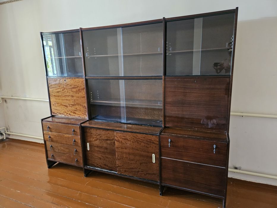 Сервант в хорошем состоянии