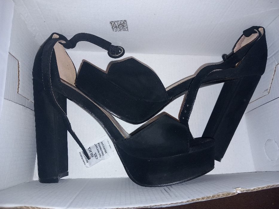 Vând sandale cu toc și platformă