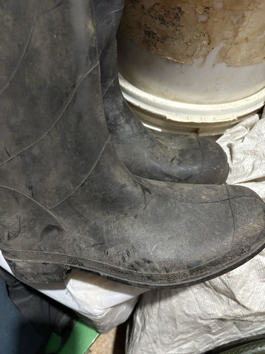 Продам резиновые литые сапоги