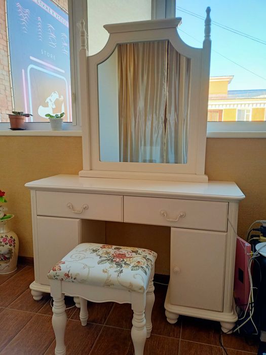 Продам белый туалетный столик.