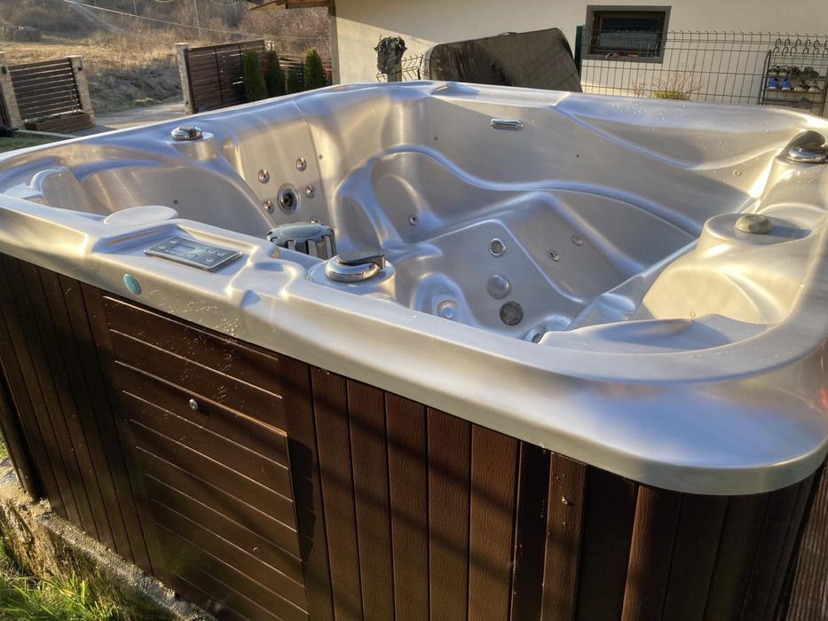 Луксозно  външно джакузи 5 местно (4+1лежанка)215х210см
