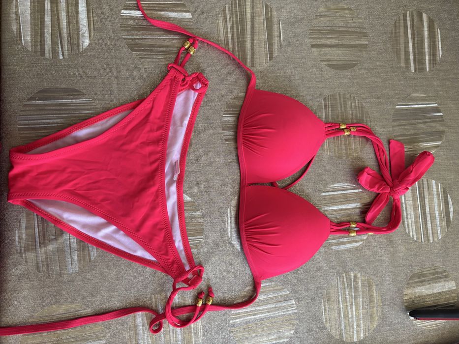 Бански костюми, чисто нови