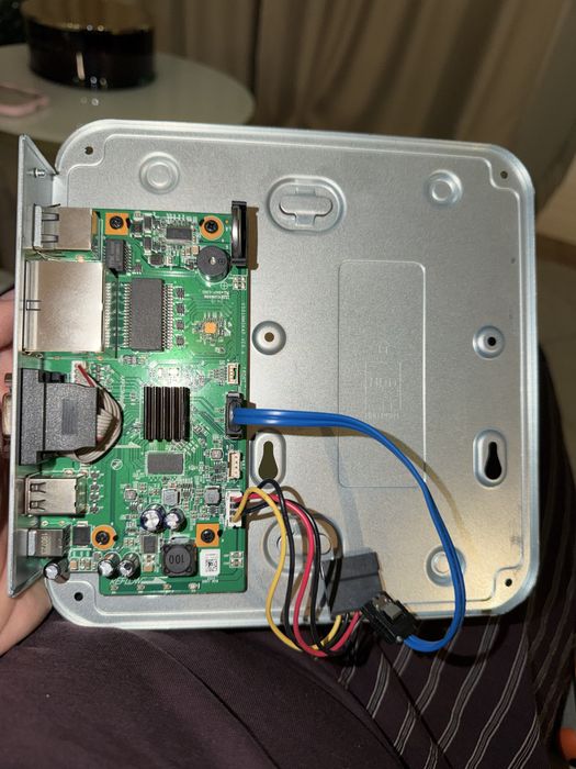 Vand NVR UNV  4 porturi