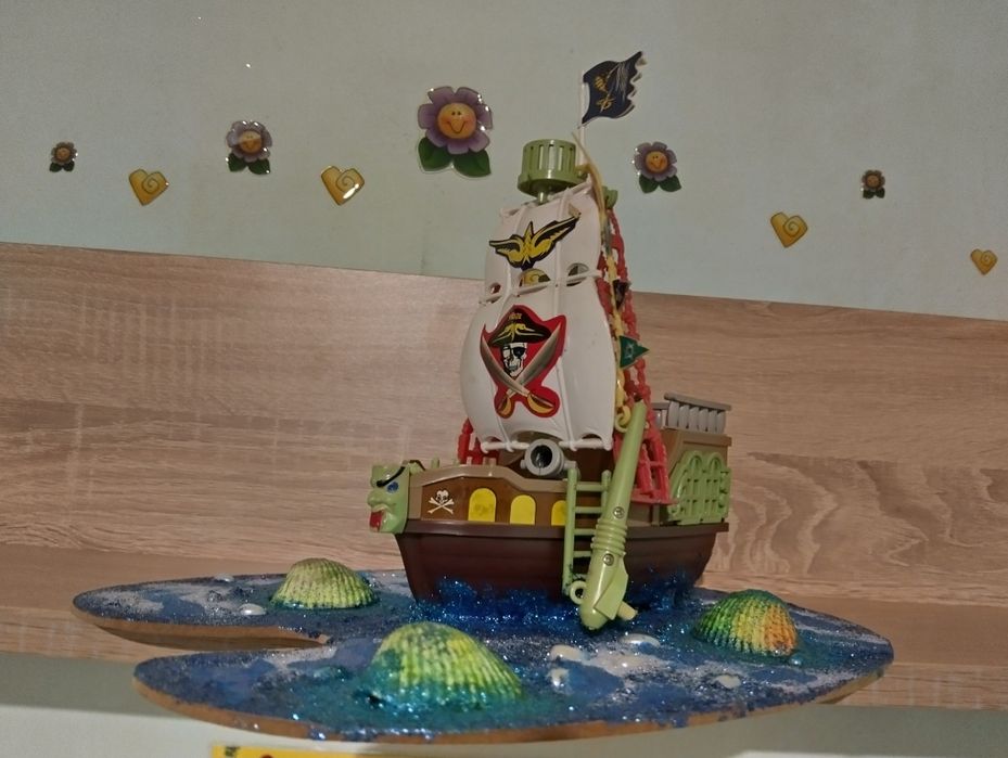 Фигурки за украса колело.бебет.питратски кораб и 4те фигурки