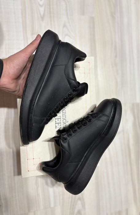 Vand adidasi Alexander McQueen!