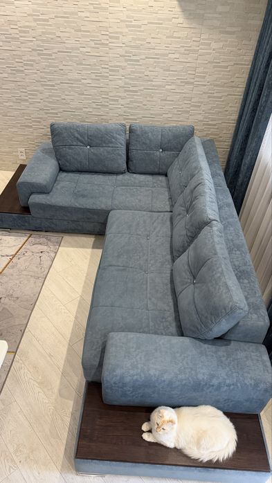 Угловой диван и 2 пуфа