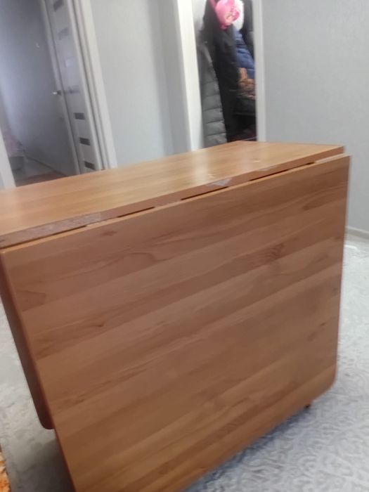 Продам стол для гостиной