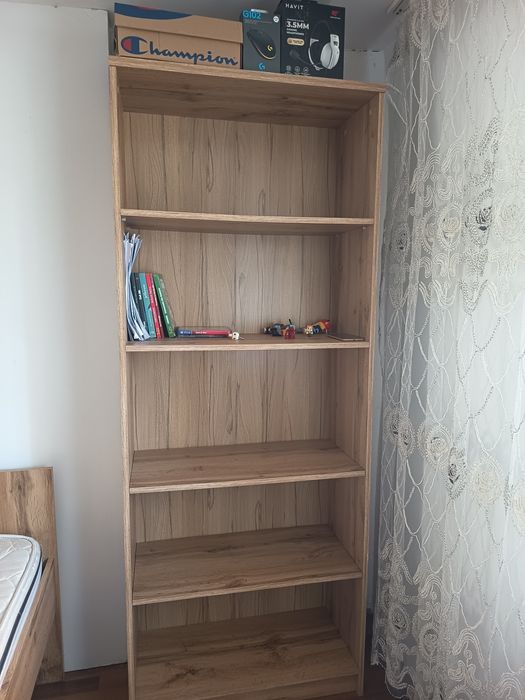Vând biblioteca in stare foarte buna