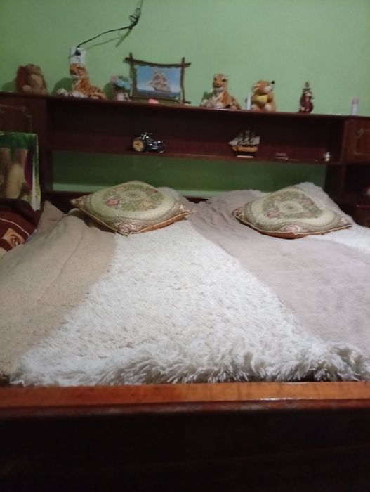 Мебель хорошем состоянии производства Венгрия красный дерево