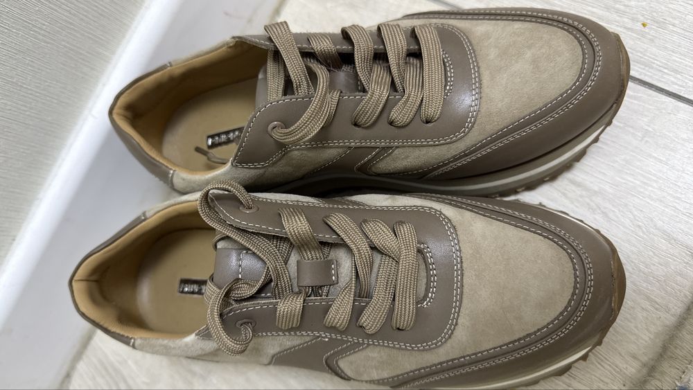 кроссовки за 9000 Тг, рр 38