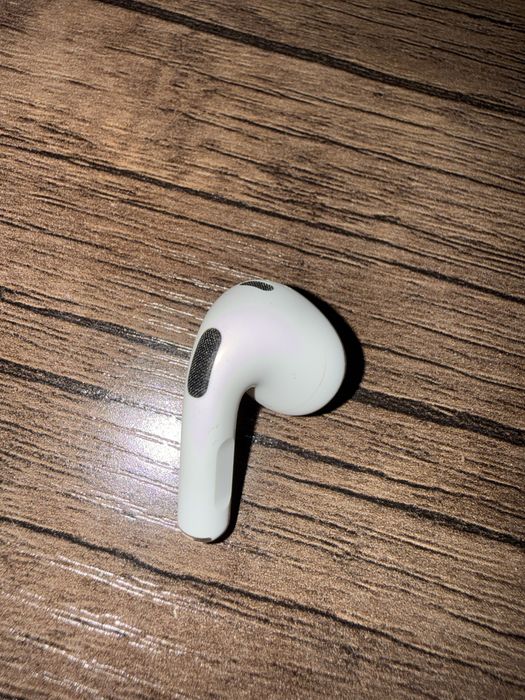 продам оригинальный правый наушник от airpods 3