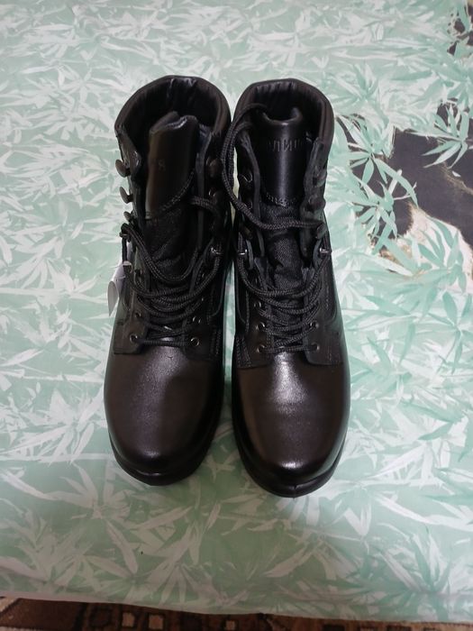 Чисто нови черни боти
