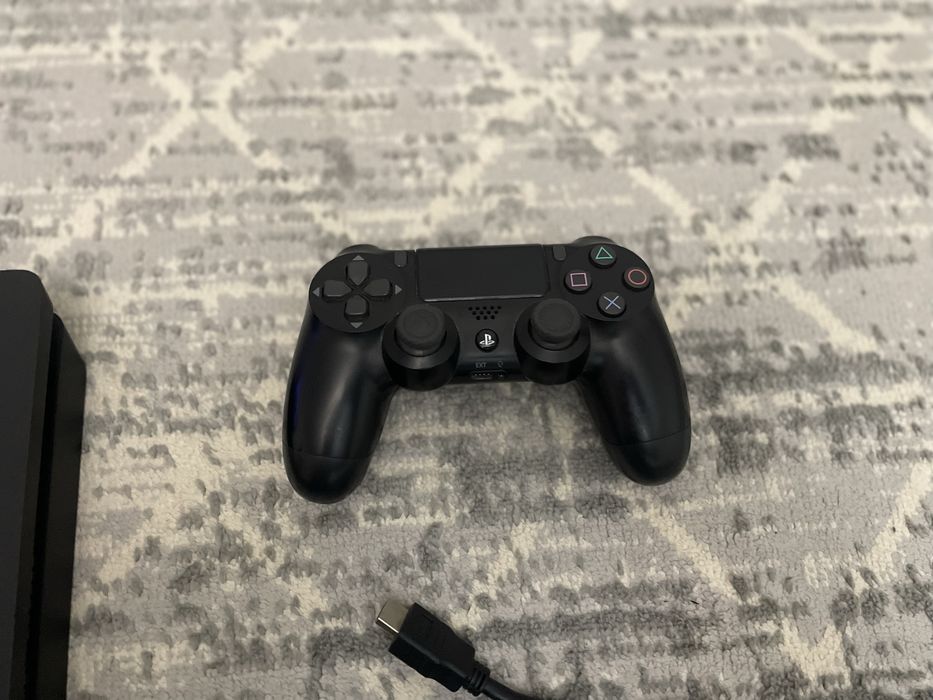 Playstation 4 slim box