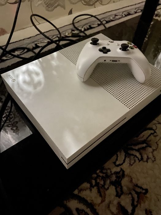 Продается Xbox one S в отличном состоянии