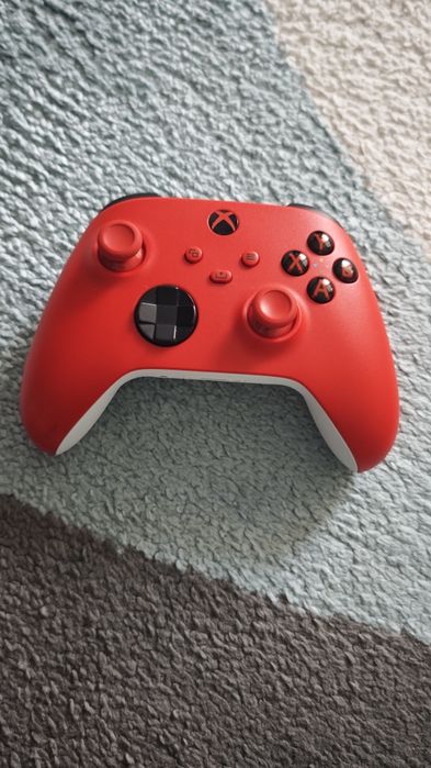 Xbox series X с 2 игри и батерии