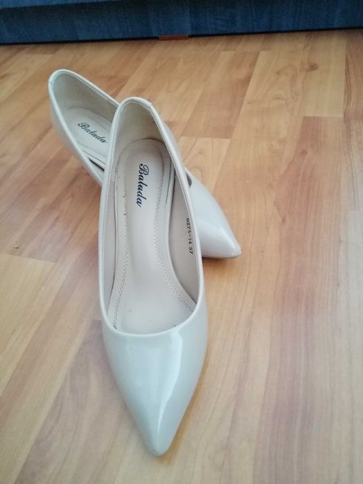 Pantofi stiletto nude