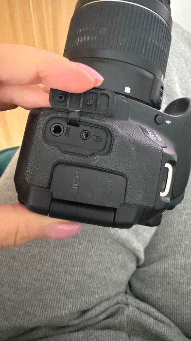 Canon EOS 650D + obiectiv 18-55mm + geantă Case Logic